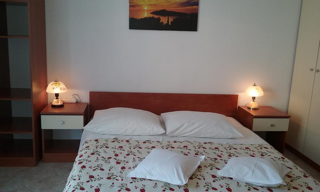 Apartments Jadrijevic Brne Primošten Rum bild